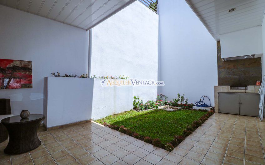 Condo amueblado con jardín en Bello Horizonte Escazú