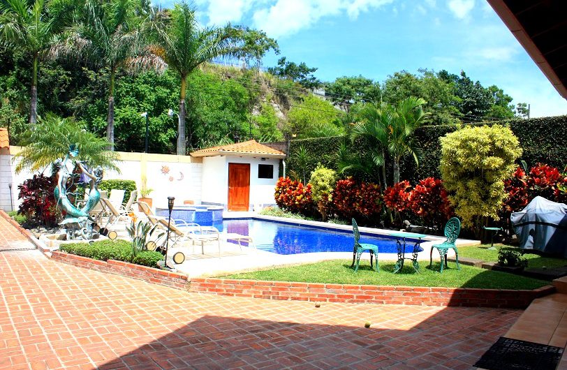 Casa con piscina propia y vista en Escazú