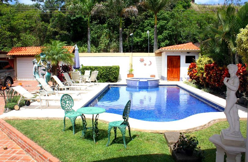 Casa con piscina propia y vista en Escazú