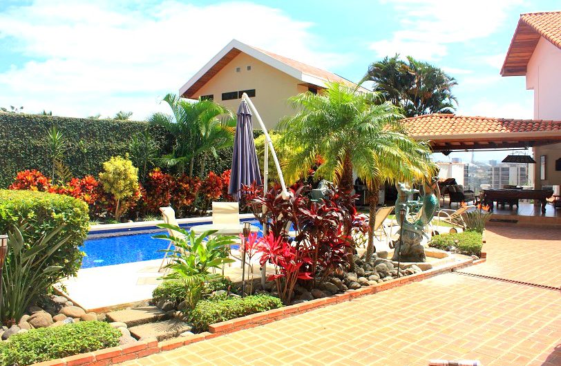 Casa de 500 m2 con piscina propia y vista con 1.300 m2 de lote en Escazú