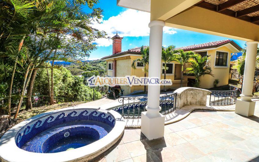 Villa Real Santa Ana! Lujosa casa estilo Toscana con piscina propia