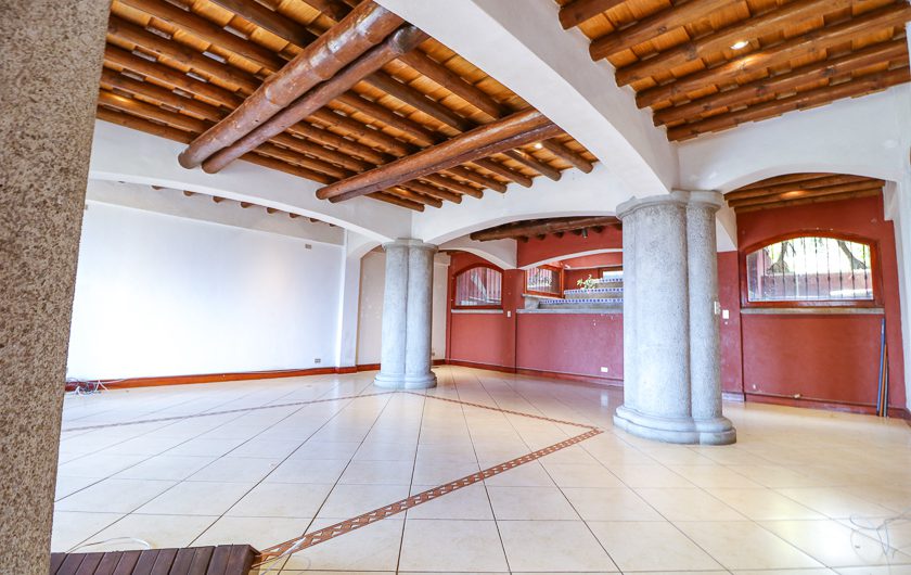 Casa Toscana de 700 m2 con vista y 1.600 m2 lote en Escazú