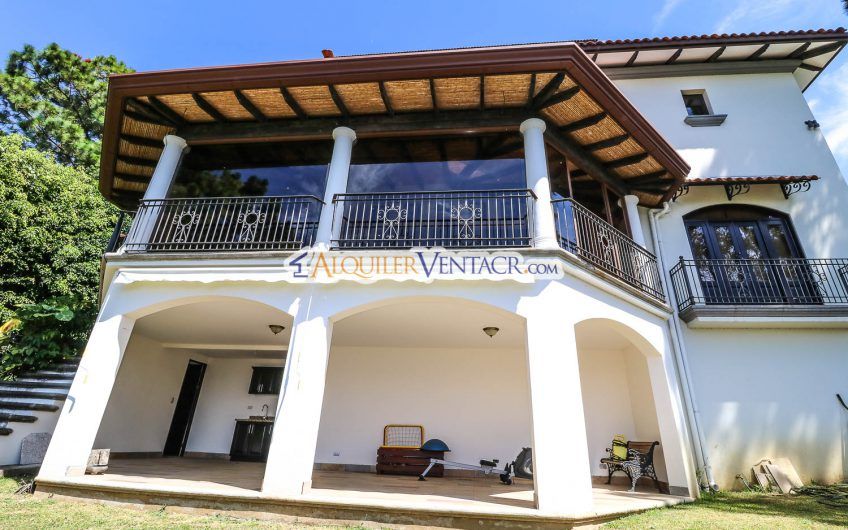 Casa estilo Mediterránea con vista en Villa Real Santa Ana