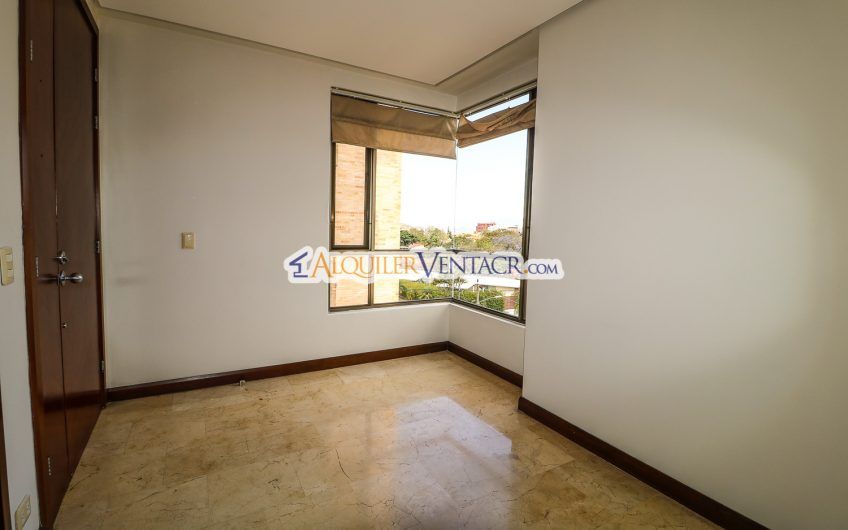Apartamento de 4 habit.+ servicio con vista en Laureles Escazú