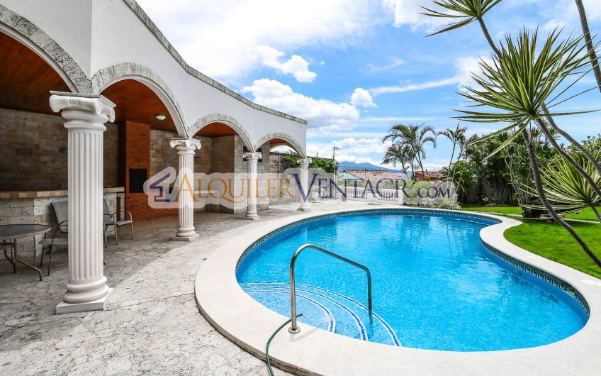 Casa con piscina propia y vista con 1.341 m2 de lote Guachipelín Escazú