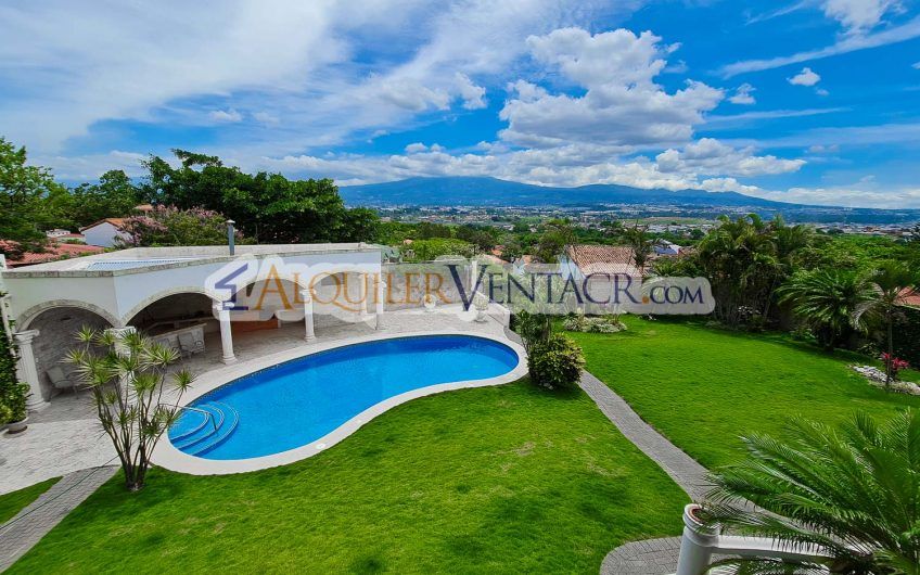 Casa con piscina propia y vista con 1.341 m2 de lote Guachipelín Escazú