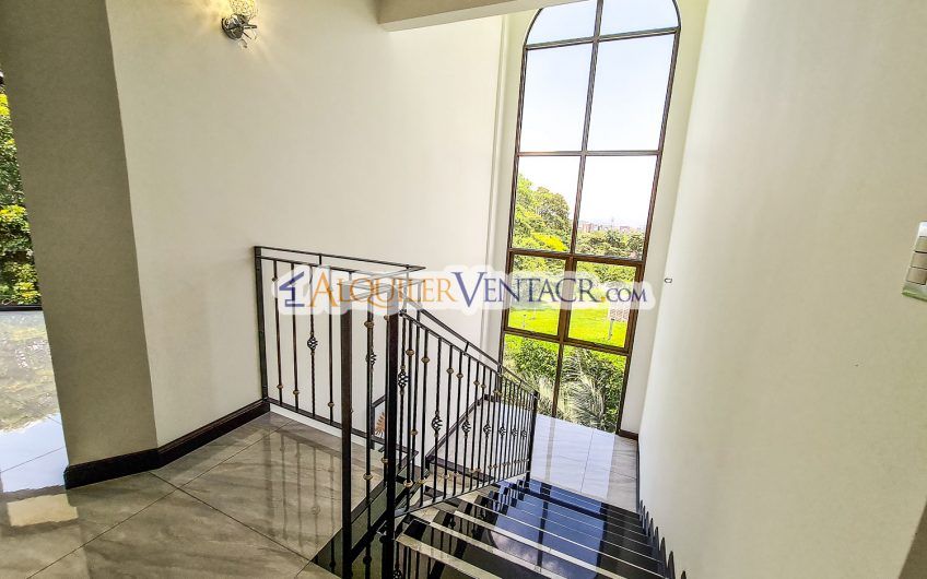 Lujosa casa de 550 m2 con 2.000 m2 lote y vistas en San Rafael Escazú