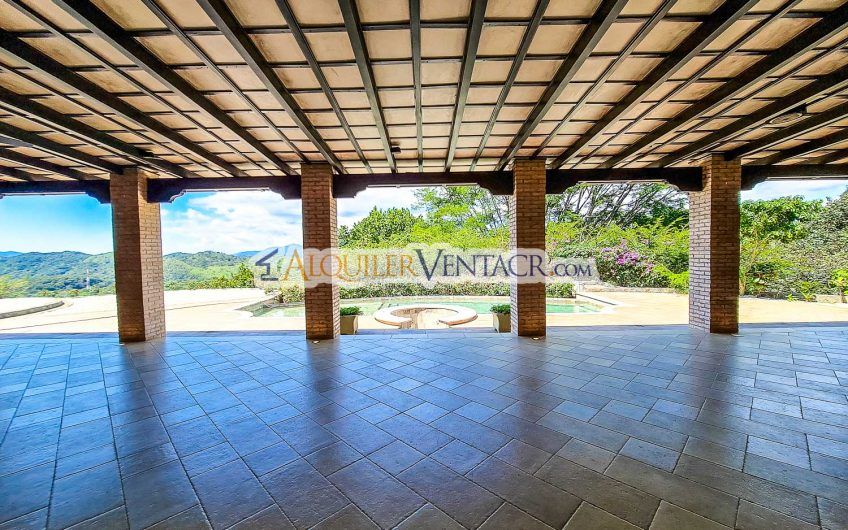 Lujosa casa con piscina y 10.576 m2 de lote en La Guácima Alajuela
