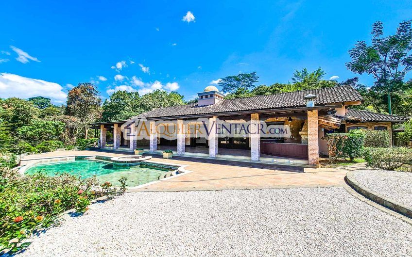 Lujosa casa con piscina y 10.576 m2 de lote en La Guácima Alajuela