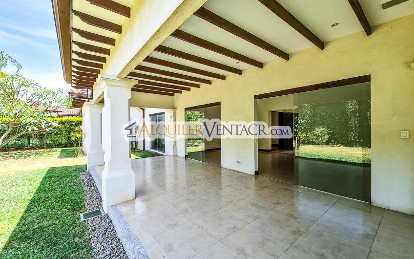 Casa de Un Nivel con 760 m2 lote en Lindora Santa Ana x Valle del Sol