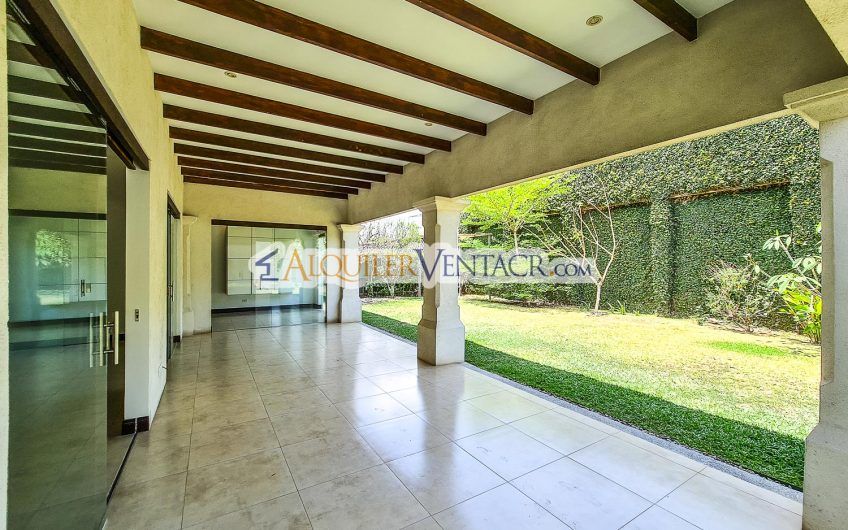 Casa de Un Nivel con 760 m2 lote en Lindora Santa Ana x Valle del Sol
