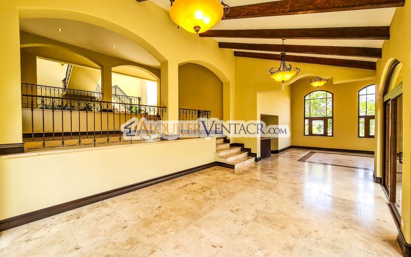 Villa Real Santa Ana! Lujosa casa de 620 m2 con 1.610 m2 de lote