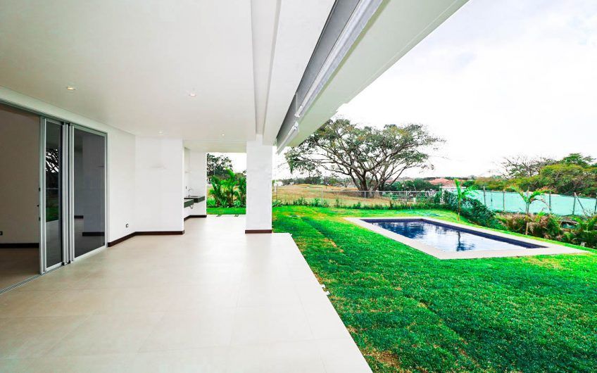 Valle del Sol Lindora Santa Ana! Casa Contemporánea con piscina propia