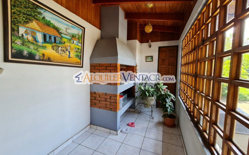 Casa de 275 m2 y 756 m2 lote con uso de suelo Residencial-Comercial en La Ribera Belén