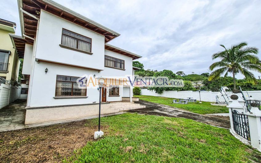 Casa con uso de suelo mixto de 879 m2 y 2.131 m2 de lote en Santa Ana Piedades