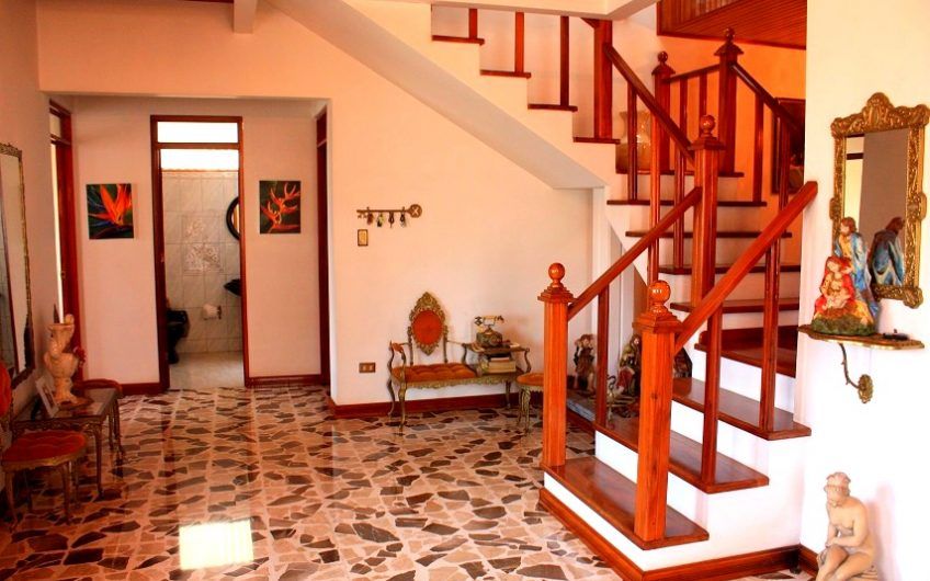 Casa con uso de suelo mixto de 879 m2 y 2.131 m2 de lote en Santa Ana Piedades