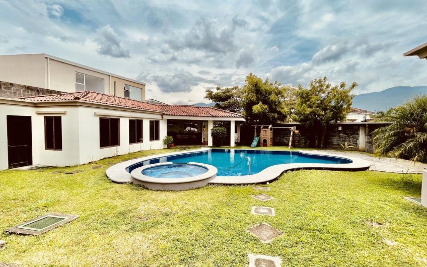 Casa de Un Nivel de 763 m2 con piscina y 1.481 m2 lote en Lindora Santa Ana