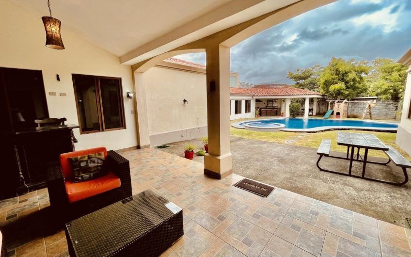 Casa de Un Nivel de 763 m2 con piscina y 1.481 m2 lote en Lindora Santa Ana
