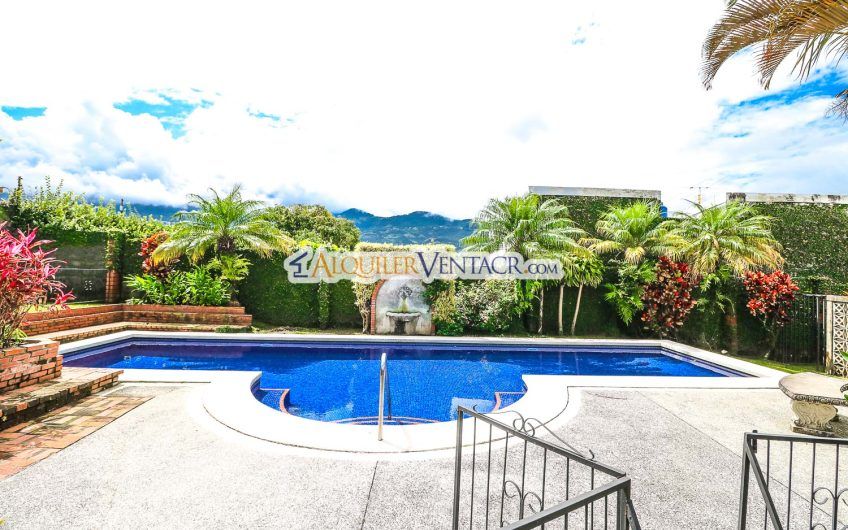 Casa de Un Nivel con piscina propia en Trejos Montealegre Escazú