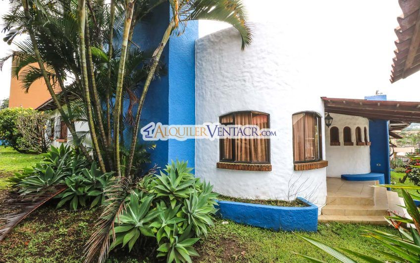 Casa de Un Nivel con piscina propia en Trejos Montealegre Escazú