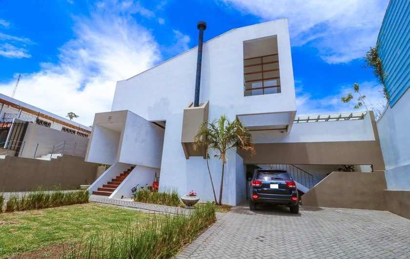 Casa de 370 m2 con 561 m2 lote en Residencial en San Rafael Escazú
