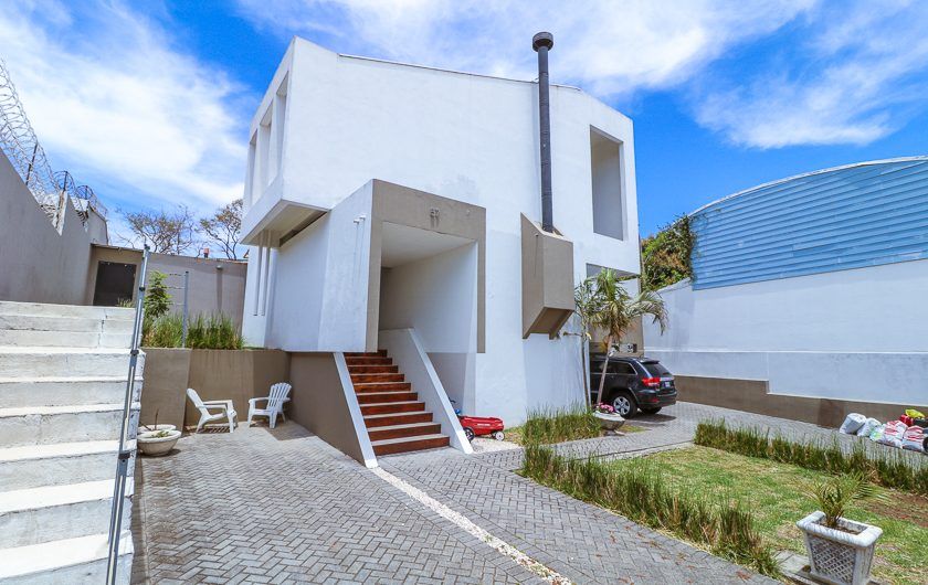 Casa de 370 m2 con 561 m2 lote en Residencial en San Rafael Escazú