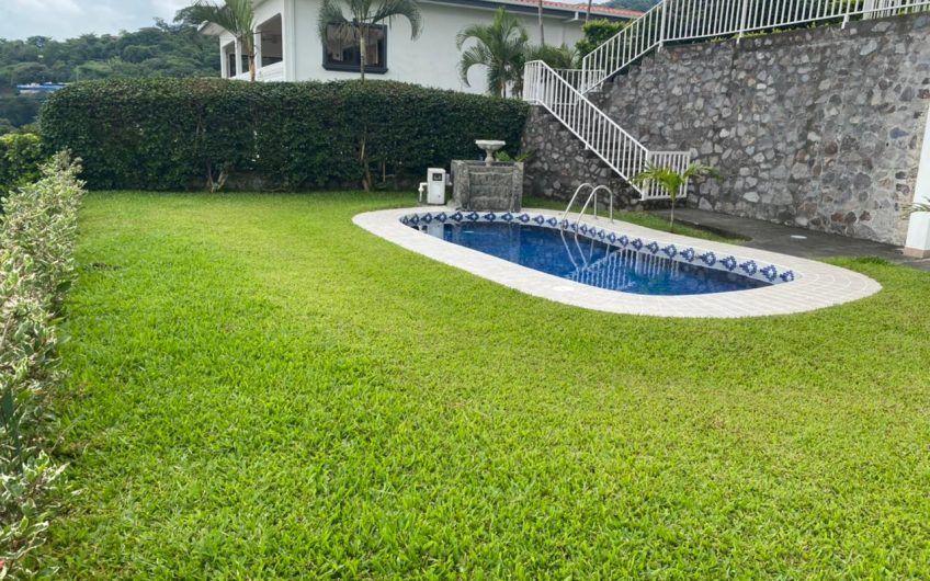 Casa de 525 m2 con piscina propia y vista en Alto Las Palomas Santa Ana