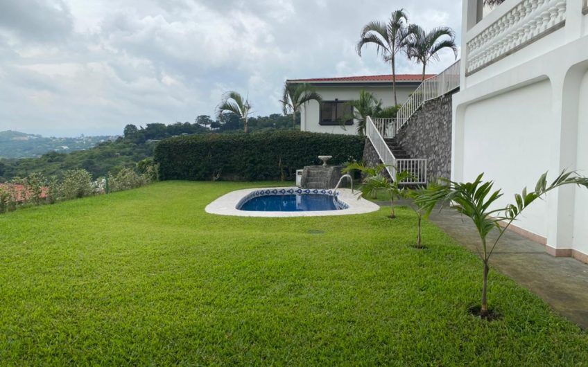 Casa de 525 m2 con piscina propia y vista en Alto Las Palomas Santa Ana