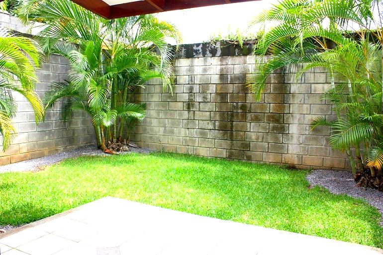 Casa de 3 habit.+ de servicio con jardín en Río Oro Santa Ana x Forum