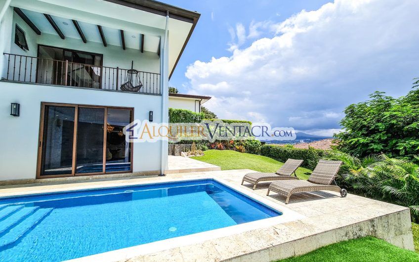 Cerro Real! Lujosa casa con piscina propia y full vistas en Escazú