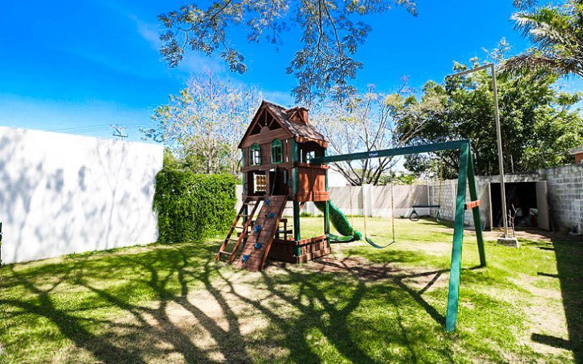 Lujoso condominio con jardín en Lindora Santa Ana x Valle del Sol