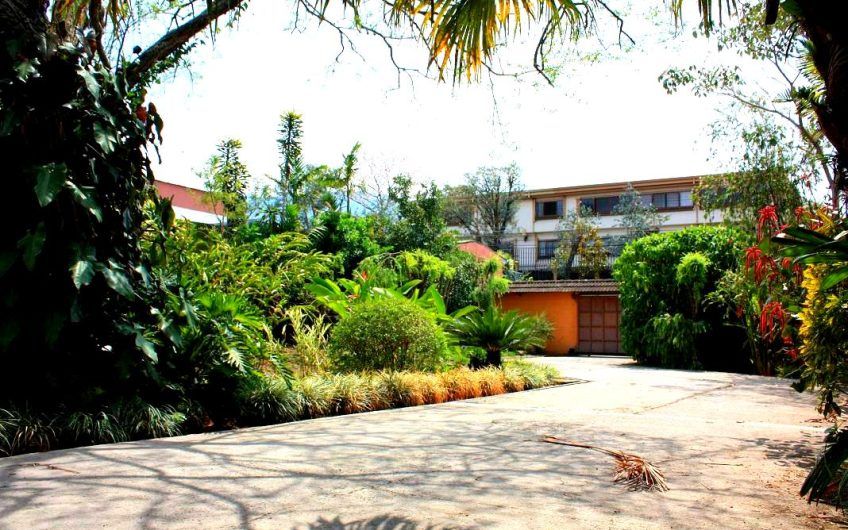 Inversionistas! Oportunidad propiedad de 2 casas en San Rafael Escazú x Country Club