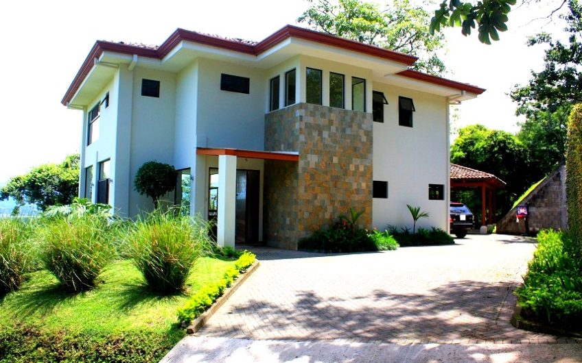 Lujosa casa con 1.039 m2 de lote y vista en Brasil de Mora Santa Ana