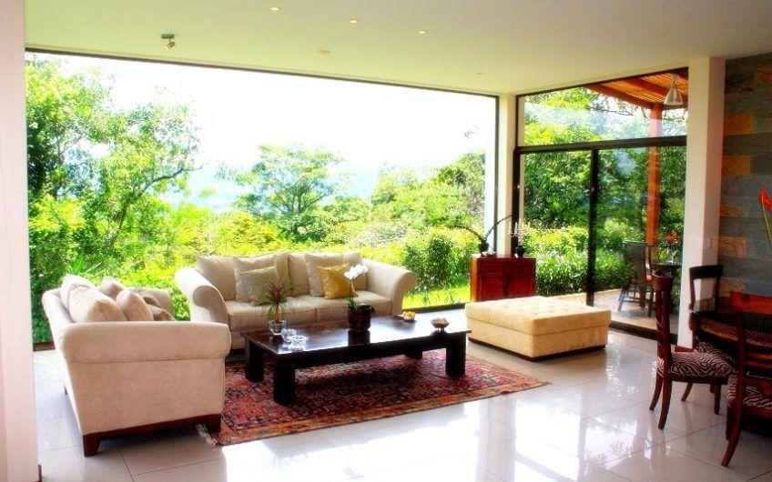 Lujosa casa con 1.039 m2 de lote y vista en Brasil de Mora Santa Ana