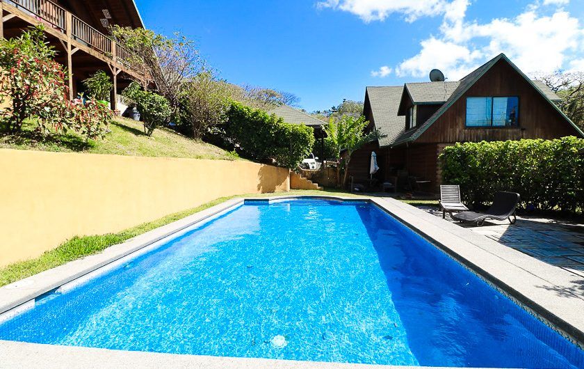 Condo estilo Chalet con piscina y vista en Santa Ana Pozos