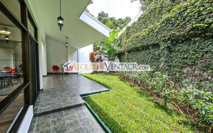 Casa de 371 m2 con jardín y línea blanca en San Rafael de Escazú