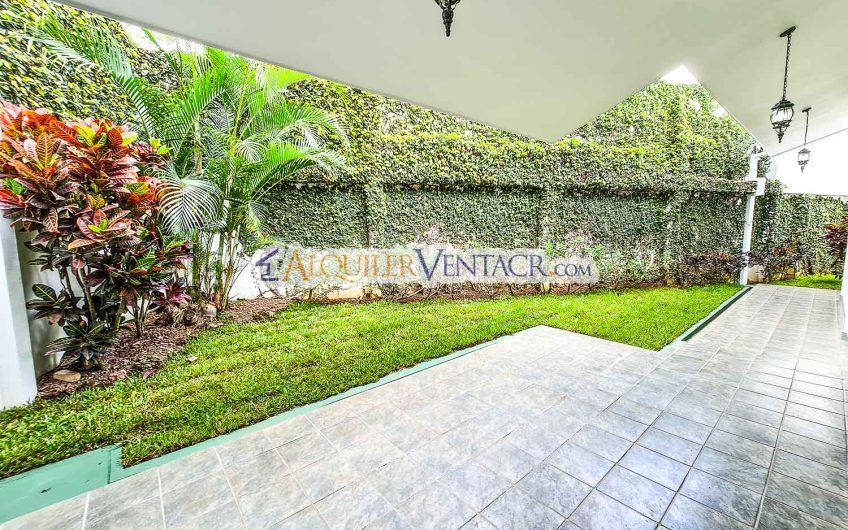 Casa de 371 m2 con jardín y línea blanca en San Rafael de Escazú