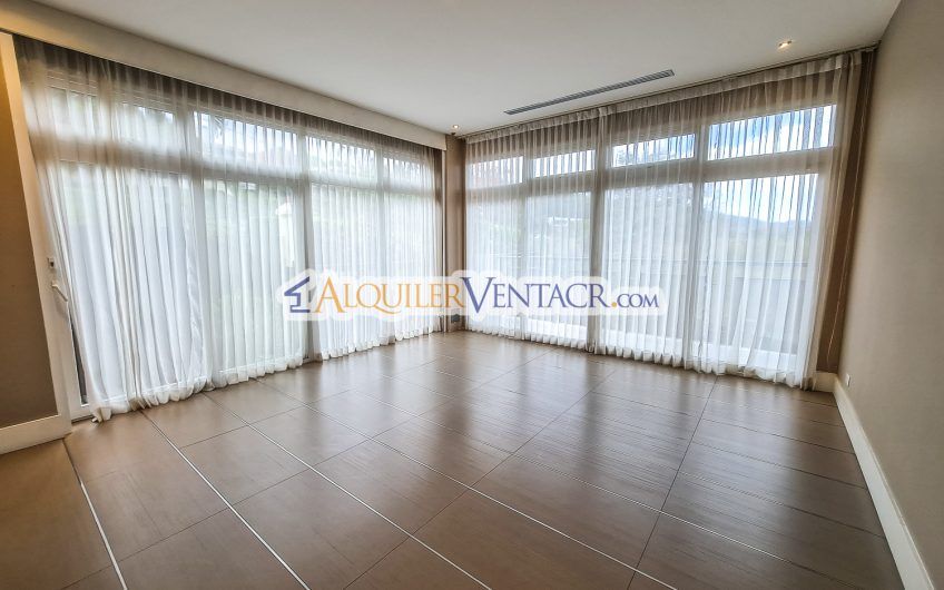 Penthouse de 315 m2 con vista y línea blanca en San Rafael Escazú
