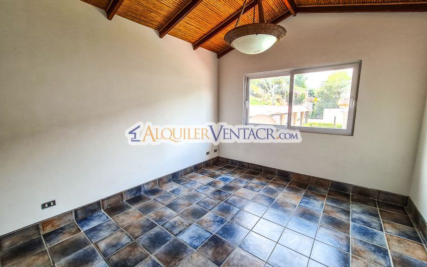 Casa independiente en residencial con seguridad en Guachipelín Escazú