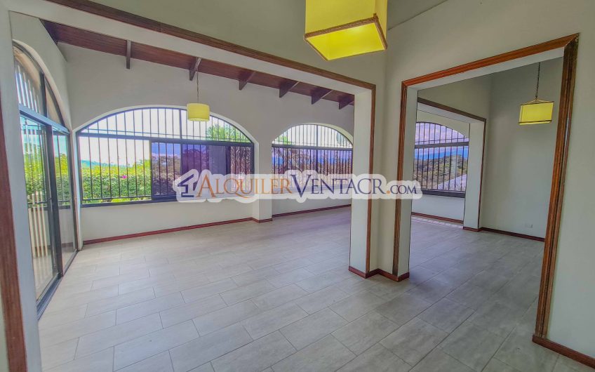 Casa con piscina propia y vista con 1.735 m2 de lote en Santa Ana Piedades