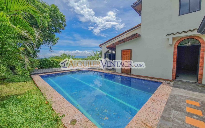 Casa con piscina propia y vista con 1.735 m2 de lote en Santa Ana Piedades