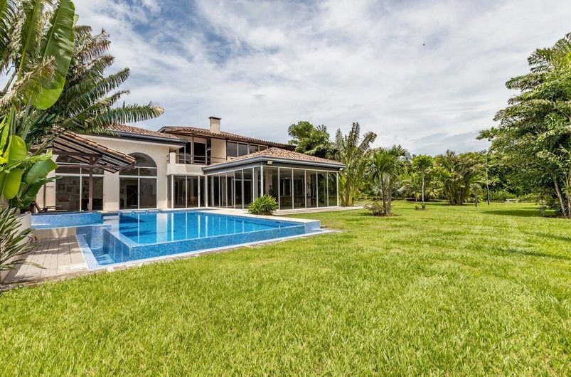 Lujosa casa con piscina y 3.121 m2 de lote en Los Reyes Guácima Alajuela