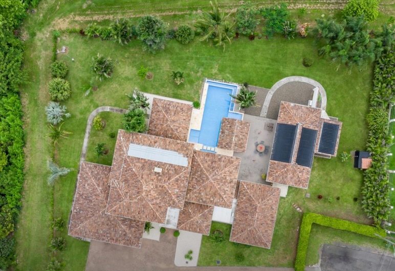 Lujosa casa con piscina y 3.121 m2 de lote en Los Reyes Guácima Alajuela