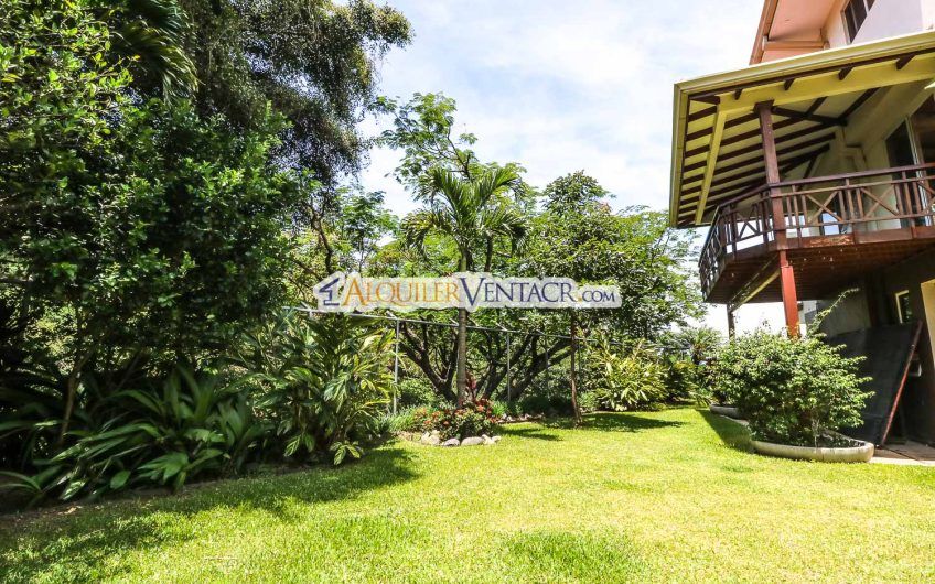 Piscina propia y vistas!!! Condo esquinero con jardín en Guachipelín Escazú