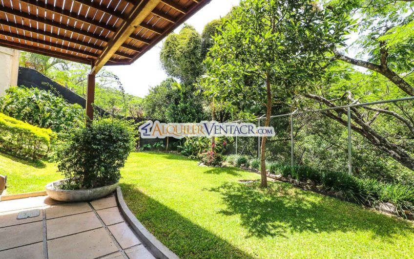 Piscina propia y vistas!!! Condo esquinero con jardín en Guachipelín Escazú