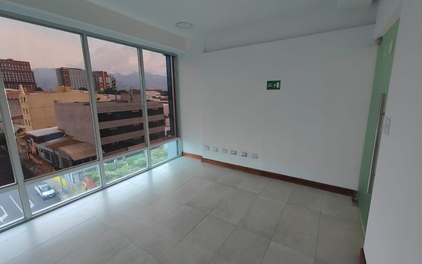 Oficina de 95 m2 remodelada y con vista en Torres Paseo Colón