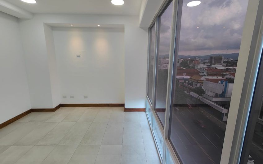 Oficina de 95 m2 remodelada y con vista en Torres Paseo Colón