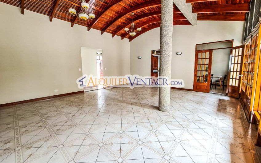 Casa de Un Nivel de 380 m2 con jardín en San Rafael de Escazú