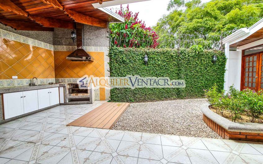 Casa de Un Nivel de 380 m2 con jardín en San Rafael de Escazú