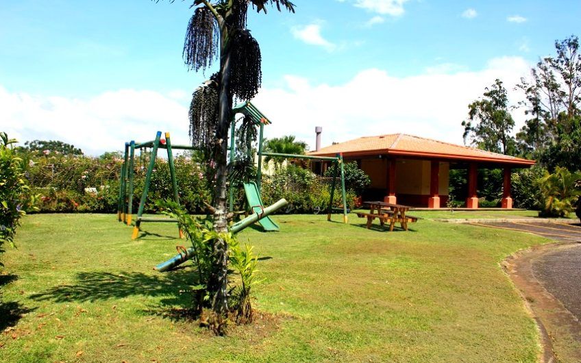 Condo de 341 m2 con 5 habit. y jardín en Bello Horizonte Escazú